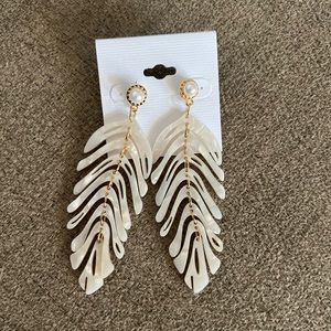 🌴Tropical Fern leaf earrings tiered acrylic design faux pearl accents NWOT